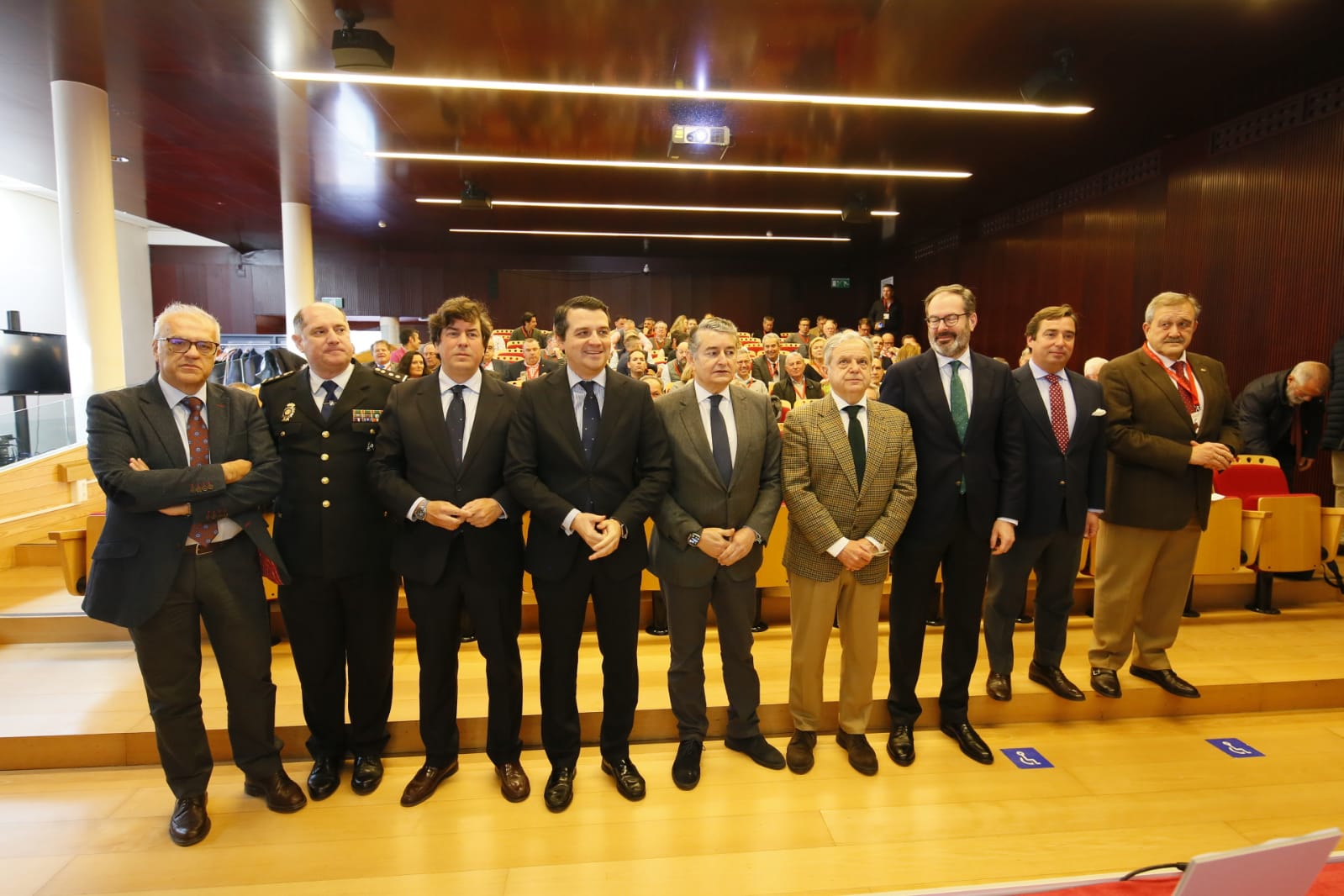 El consejero Antonio Sanz, en el centro de la imagen, durante la inauguración de las II Jornadas Técnicas de Equipos Gubernamentales y Veterinarios de plazas de toros de Andalucía