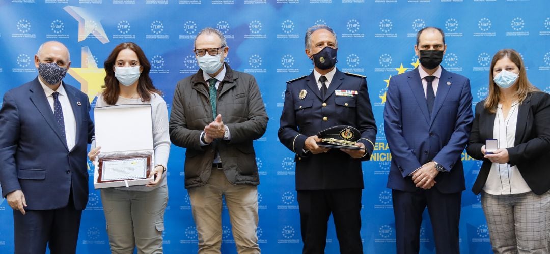 La alcaldesa de Getafe junto al Jefe de la Policía Local recibiendo un premio