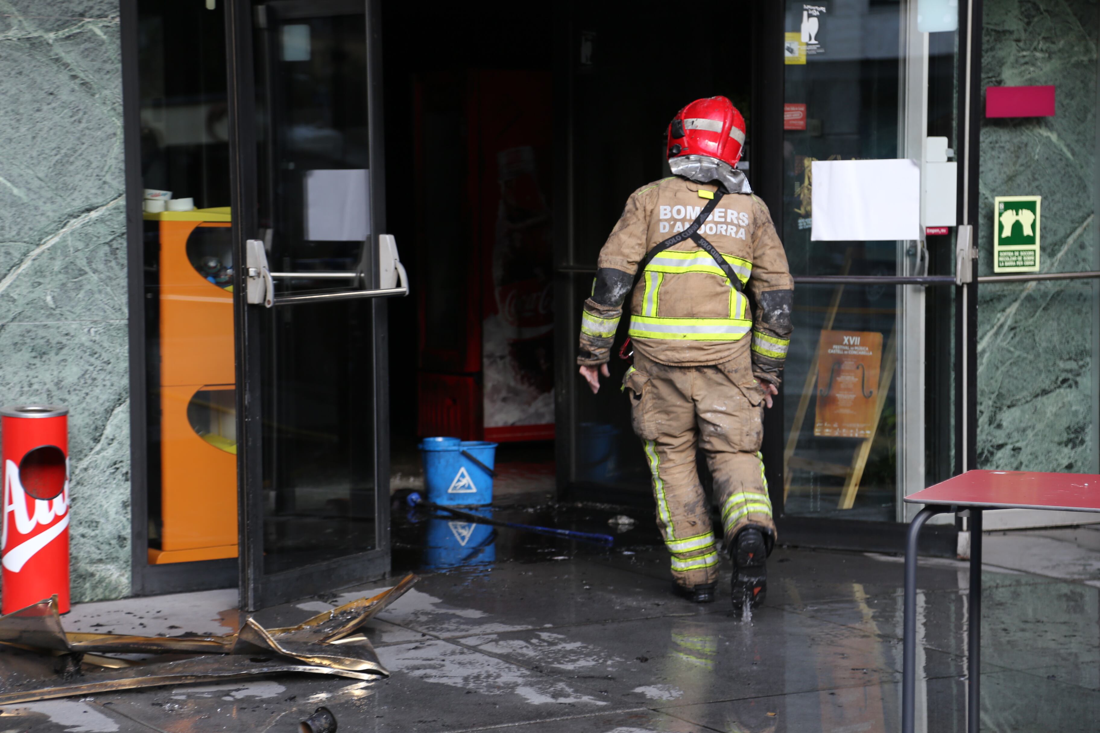 Un bomber accedint al Centre cultural lauredià després de l&#039;incendi del novembre del 2022.