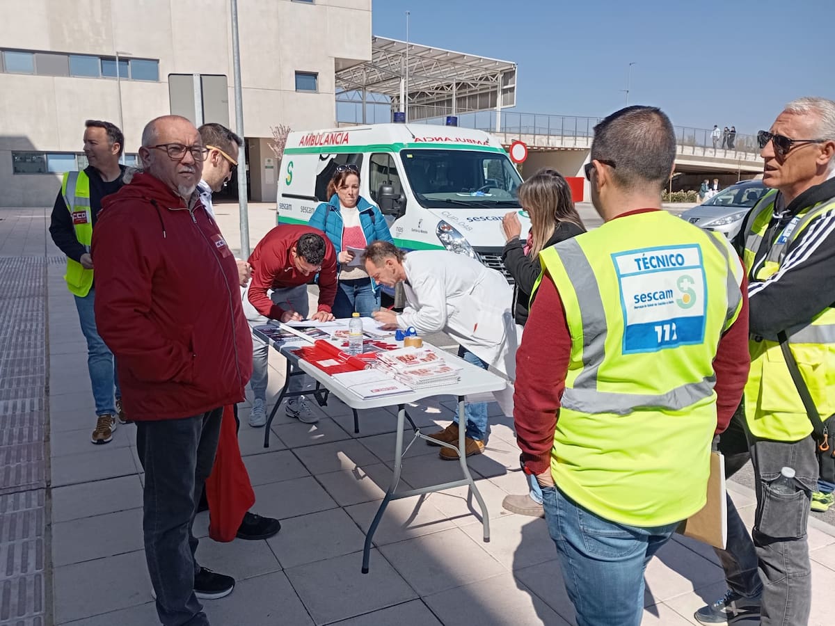 CCOO recoge firmas para exigir la gestión pública de las ambulancias en Cuenca
