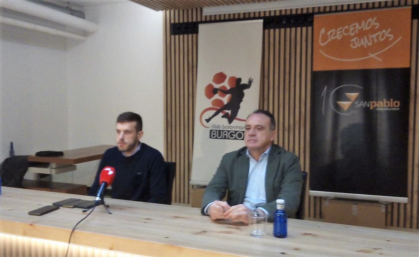 Nacho González -izquierda-, entrenador del UBU San Pablo, junto a Miguel Méndez, presidente del Club Balonmano Burgos. / Foto: Radio Castilla