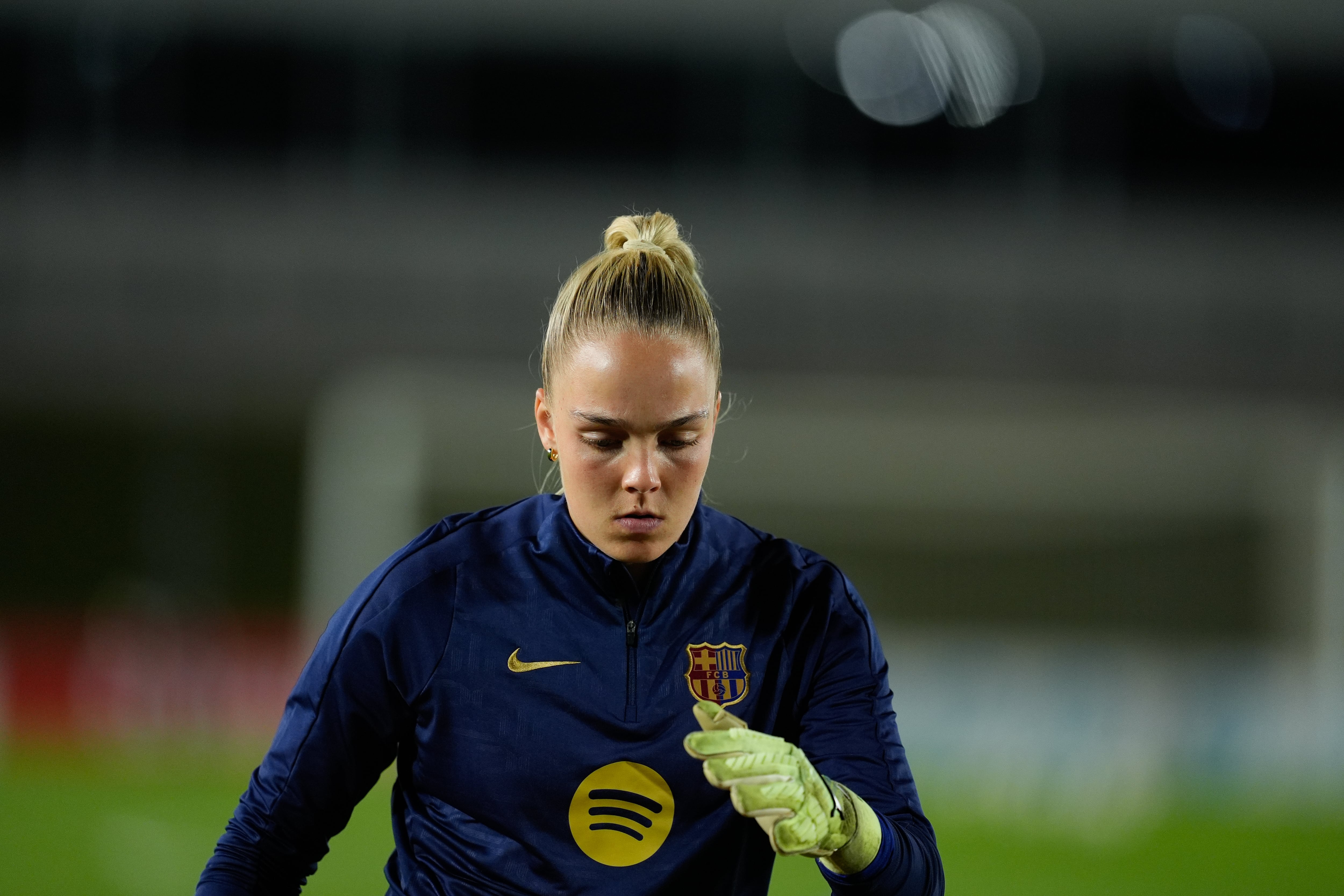 Calentamiento de Ellie Roebuck, portera del FC Barcelona