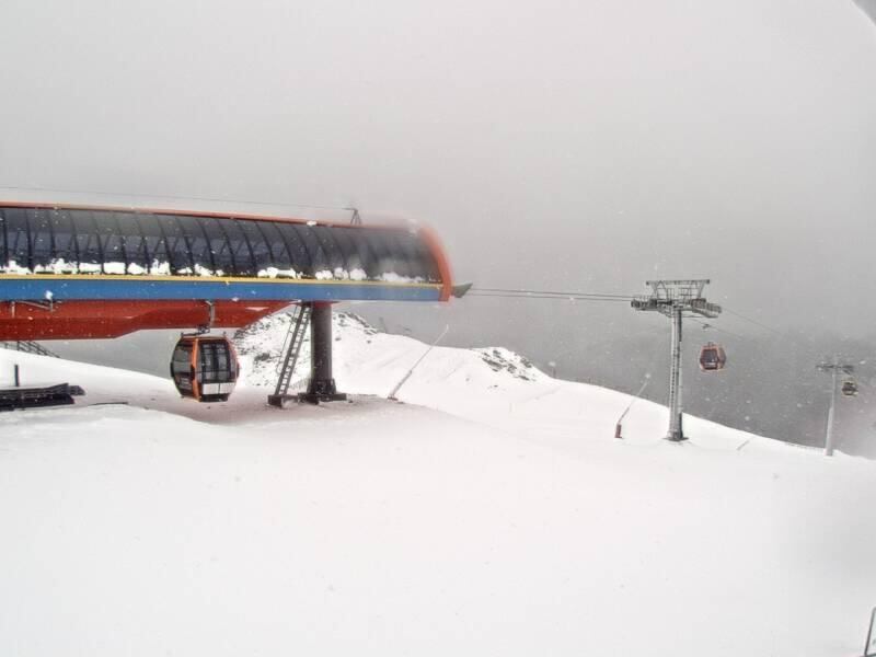 La nieve ya cubría este lunes la parta alta de Valgrande-Pajares, según la imagen que ofrecía la webcam de la propia estación.