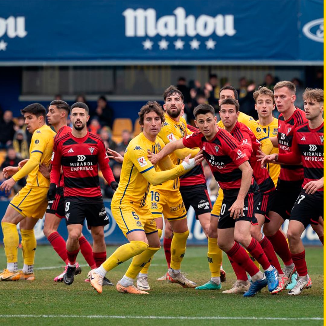 Jugadores del Alcorcón y el Mirandés