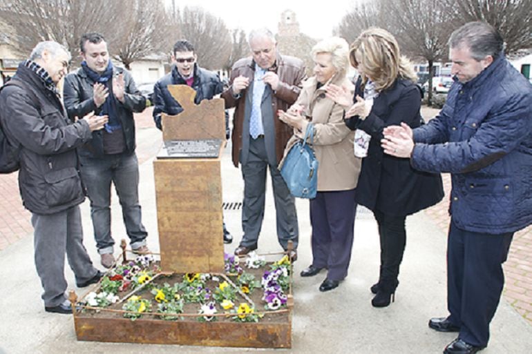 José Domínguez ( centro ) junto al monolito dedicado a las víctimas del terrorismo en esta localidad