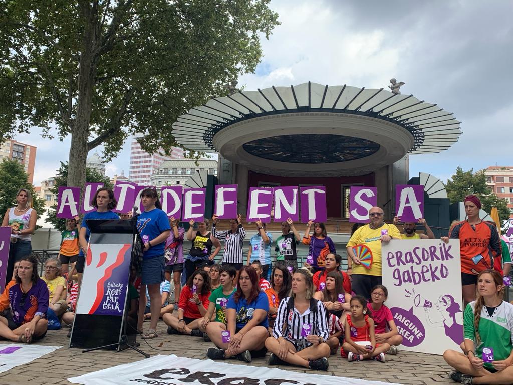 Las konparsas han presentado el protocolo contra agresiones de cara a Aste Nagusia. / Cadena SER