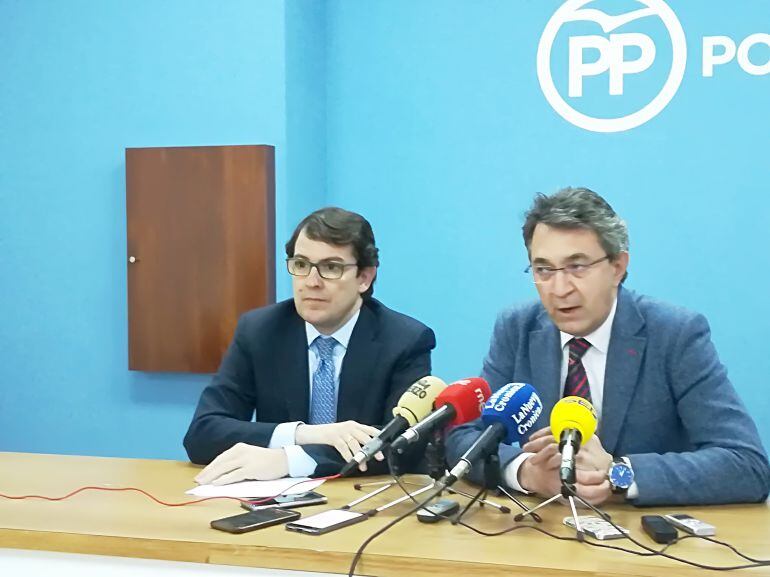 El presidente del PP de CyL, Alfonso Fernández Mañueco y el presidente provincial del PP, Juan Martínez Majo