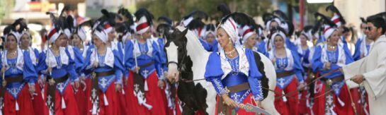 Mujeres desfilando en las Fiestas de Moros y Cristianos de Villena