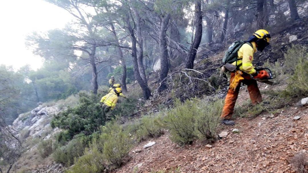 Imagen de archivo de efectivos del Plan Infoca trabajando en el incendio de Quesada.