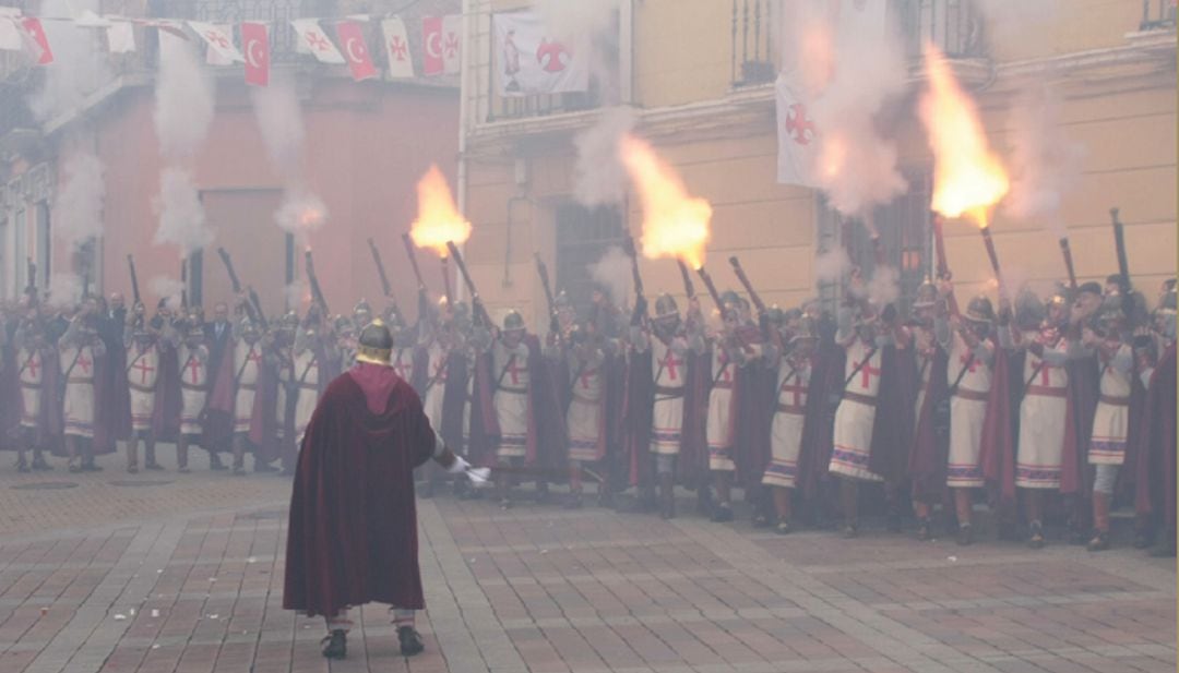 Descargas de pólvora en las fiestas de Moros y Crisitianos de Valverde de Júcar (Cuenca) declaradas de Interés Turístico Regional.