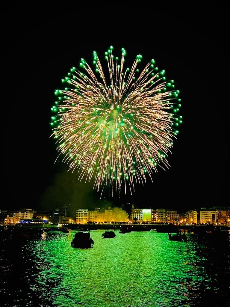 Fuegos artificiales desde la Bahía de La Concha en San Sebastián