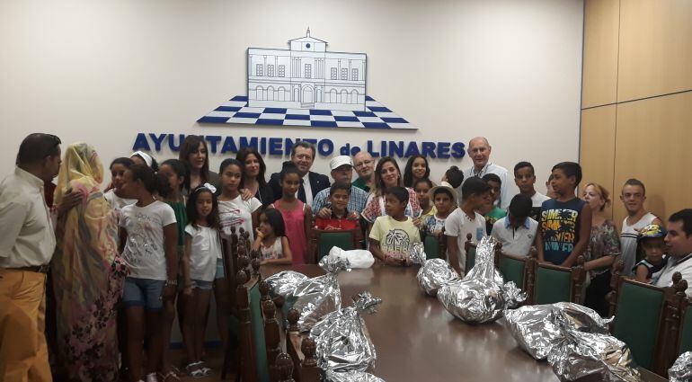 Niños saharuis en la recepción en el Ayuntamiento.