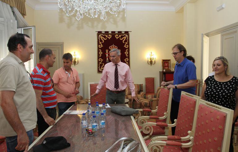 Representantes de los sindicatos Acaip, UGT y CCOO del centro penitenciario de la Moraleja en Dueñas (Palencia) se reúnen con el subdelegado del Gobierno en Palencia, Ángel  Miguel Gutiérrez   
 