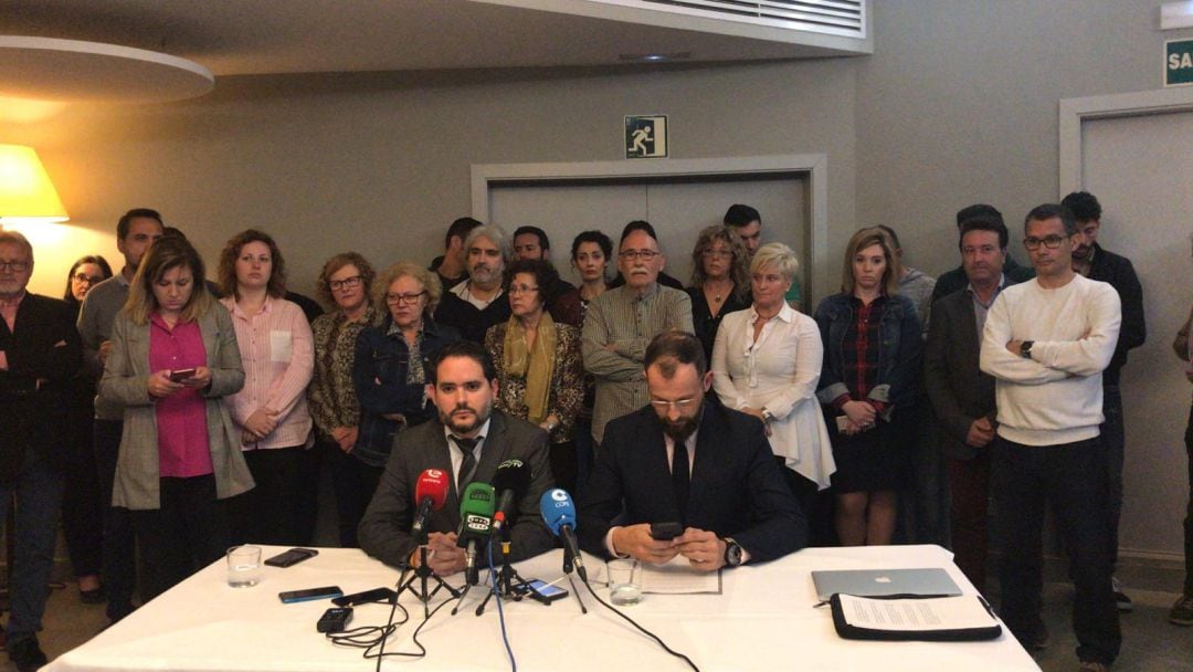 David caballero y Juan Antonio Sempere de Ciiudadanos en la comparecencia ante los medios rodeados de varios militantes