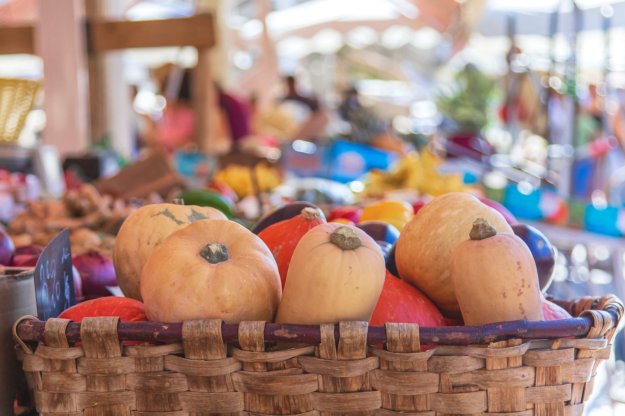 Una cesta repleta de calabazas.