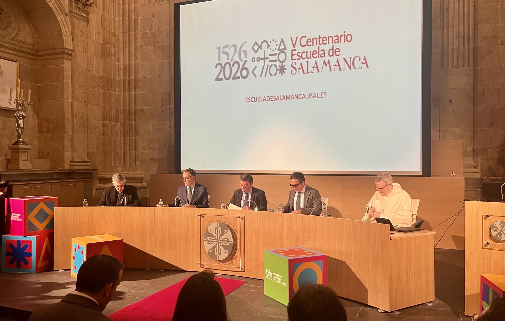 El rector de la Pontificia, Santiago García-Jalón; el alcalde de la capital, Carlos García Carbayo; el consejero de Presidencia, Luis Miguel González Gago; el rector de la USAL, Juan Manuel Corchado; y el prior de los Dominicos en Salamanca, Manuel Ángel Martínez. (de izquierda a derecha)