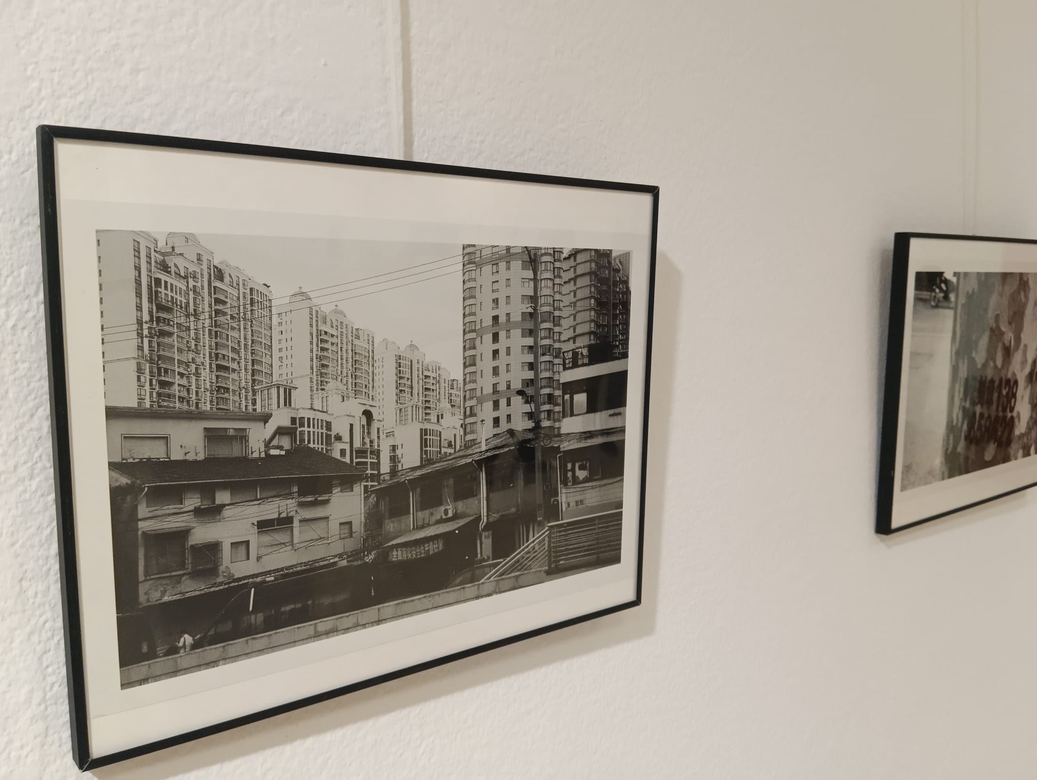 Detalle de la exposición de Pablo Azcona Martínez