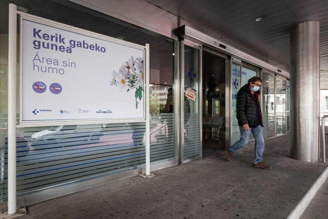 Un hombre sale del  Hospital de Txagorritxu (Vitoria), donde a consejera de Salud de Euskadi, Nekane Muga, ha confirmado un nuevo foco de coronavirus.