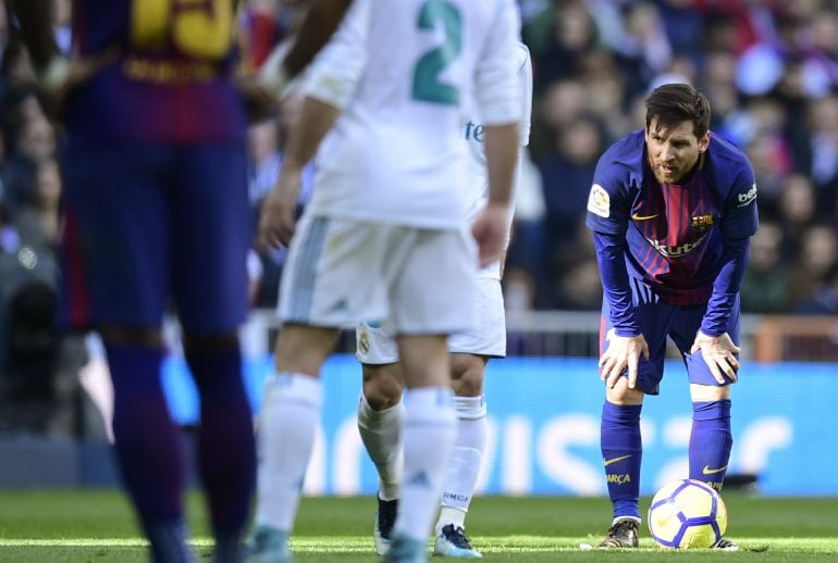 Messi prepara la pelota para tirar una falta en un partido ante el Real Madrid