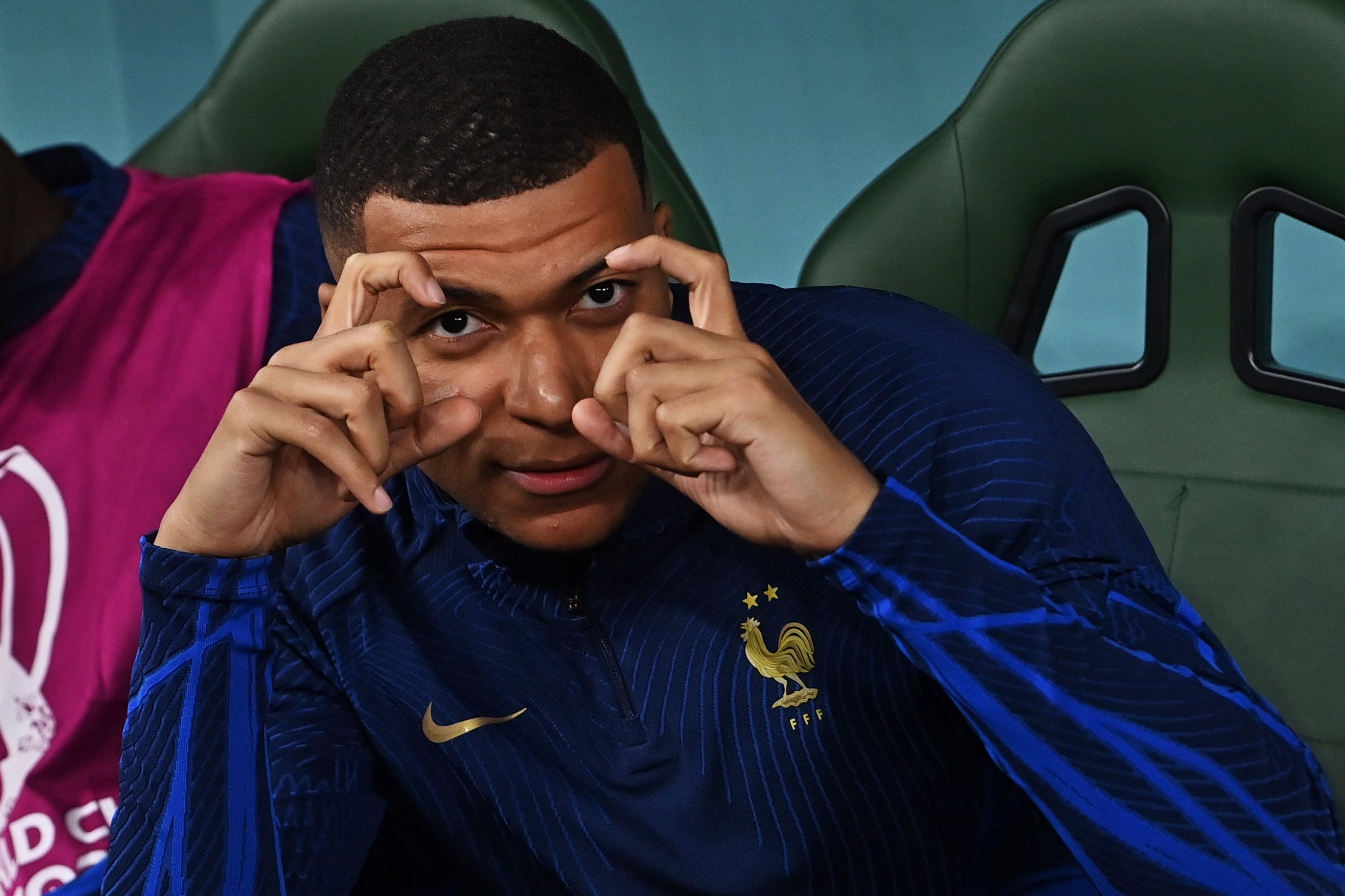 Kylian Mbappe dedica un gesto divertido a los fotógrafos en el Mundial de Qatar.