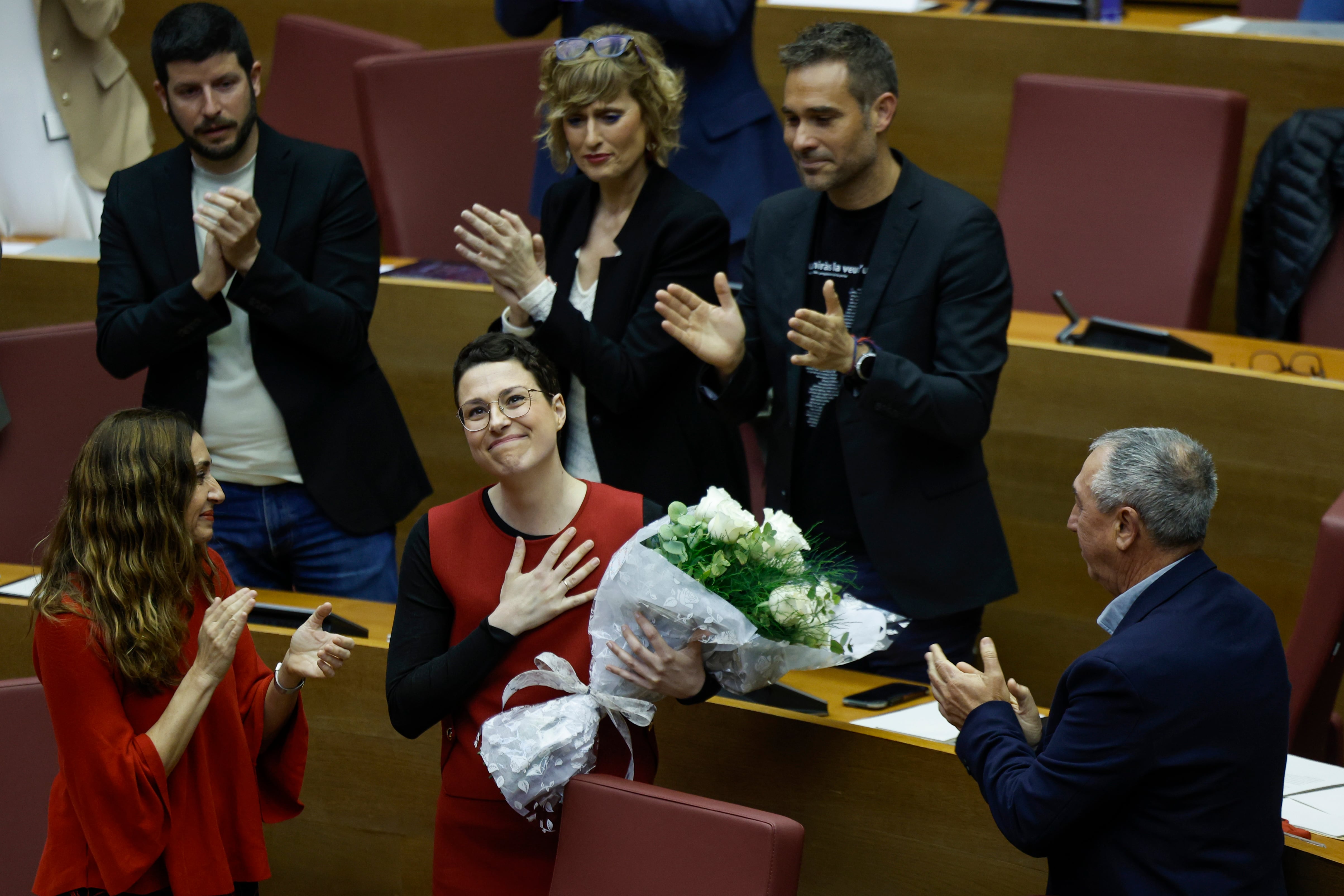 GRAFCVA5604. VALENCIA, 20/02/2025.- La diputada de Compromís en Les Corts Valencianes y exvicepresidenta del Consell Aitana Mas (c) es aplaudida a su regreso al Parlamento autonómico tras haber superado un cáncer de mama. EFE/Biel Aliño
