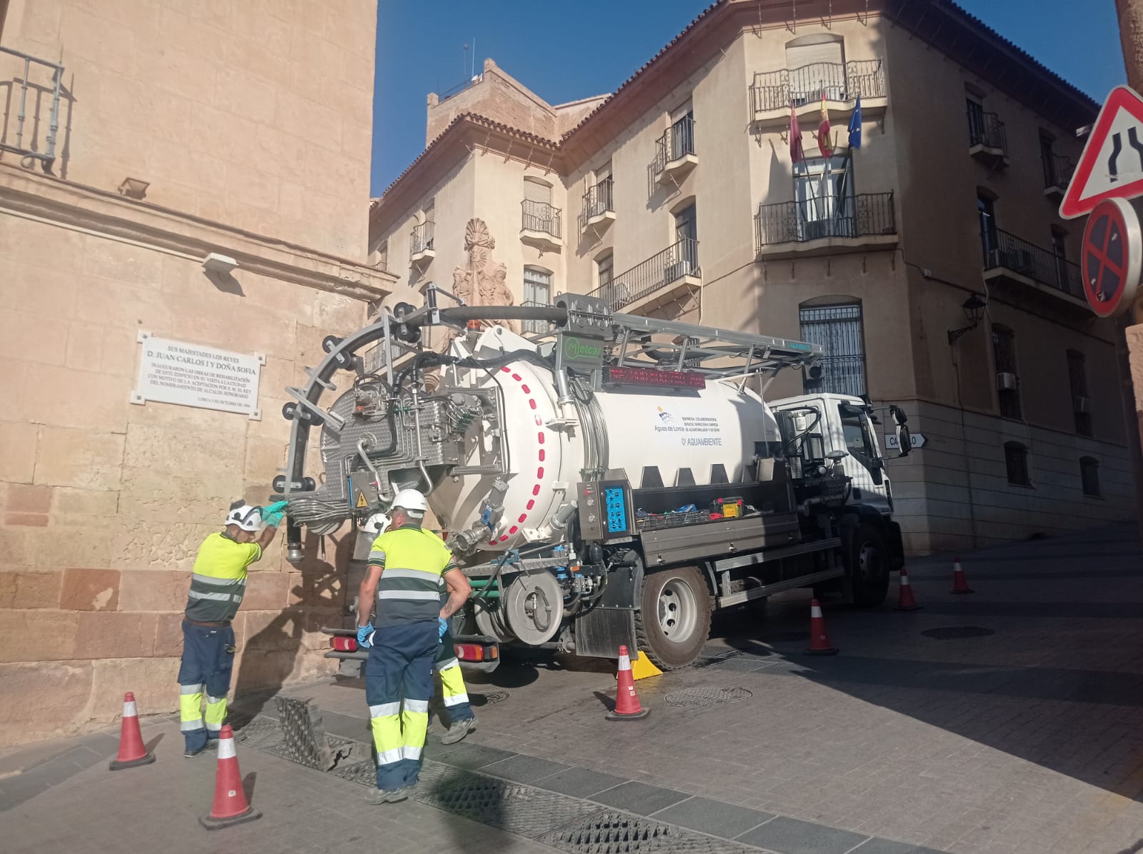 Labores de limpieza en imbornales de la Plaza de España de Lorca