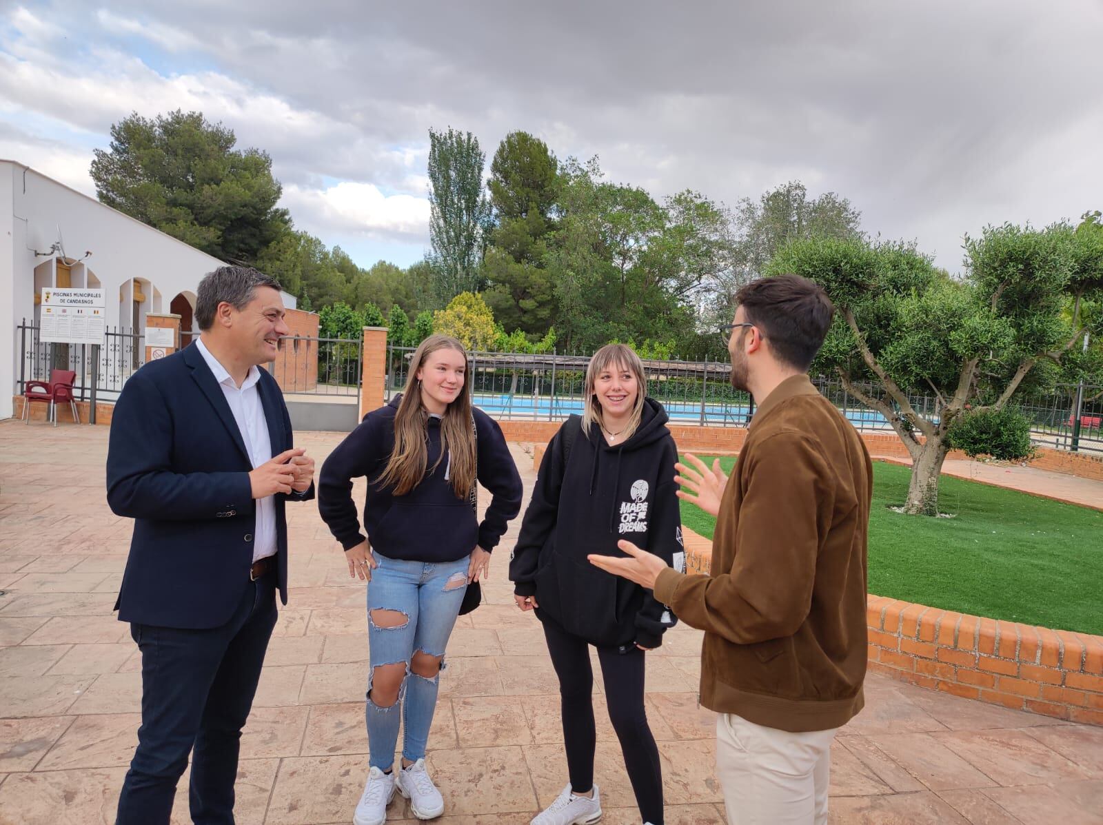 Sabés y Teixidó con jovenes de Candasnos