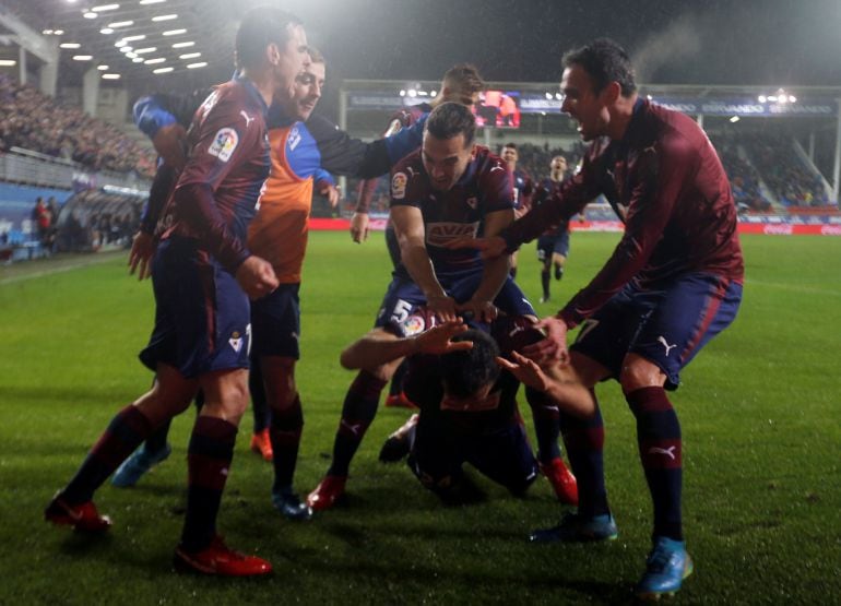 Los jugadores del Eibar celebran el decisivo gol de Jordán