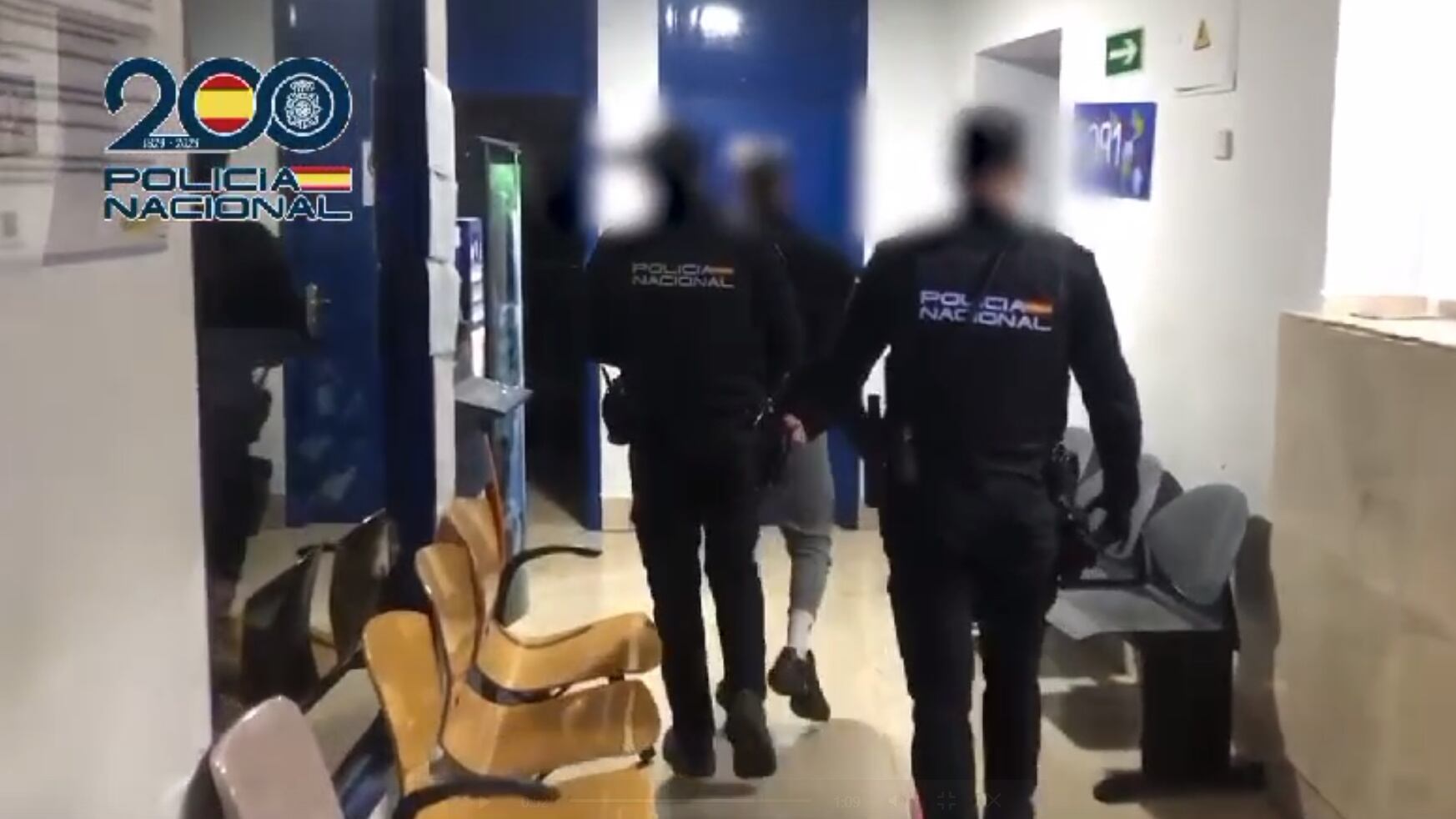 Agentes de la Policía Nacional trasladan al detenido a dependencias policiales