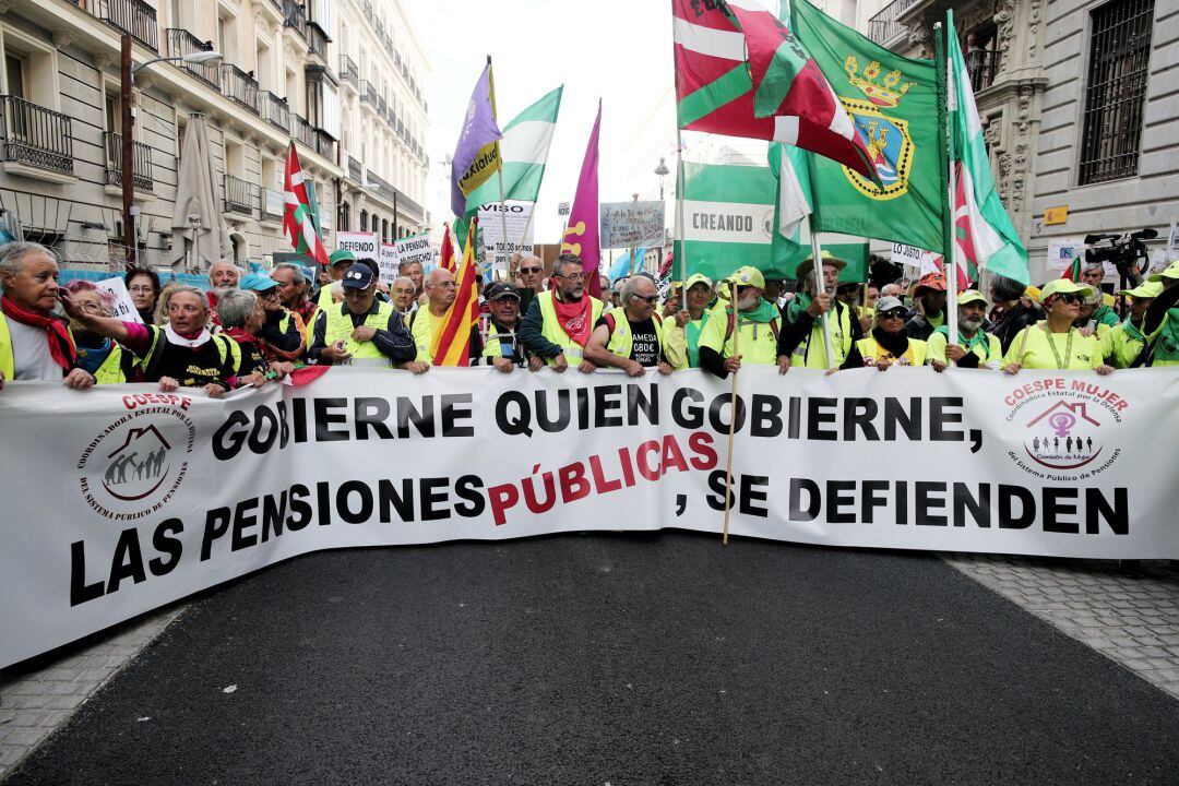 La cabeza de la manifestación en defensa de las pensiones, con una pancarta en la que se lee &#039;Gobierne quien gobierne, las pensiones públicas, se defienden&#039;, en Madrid (España).