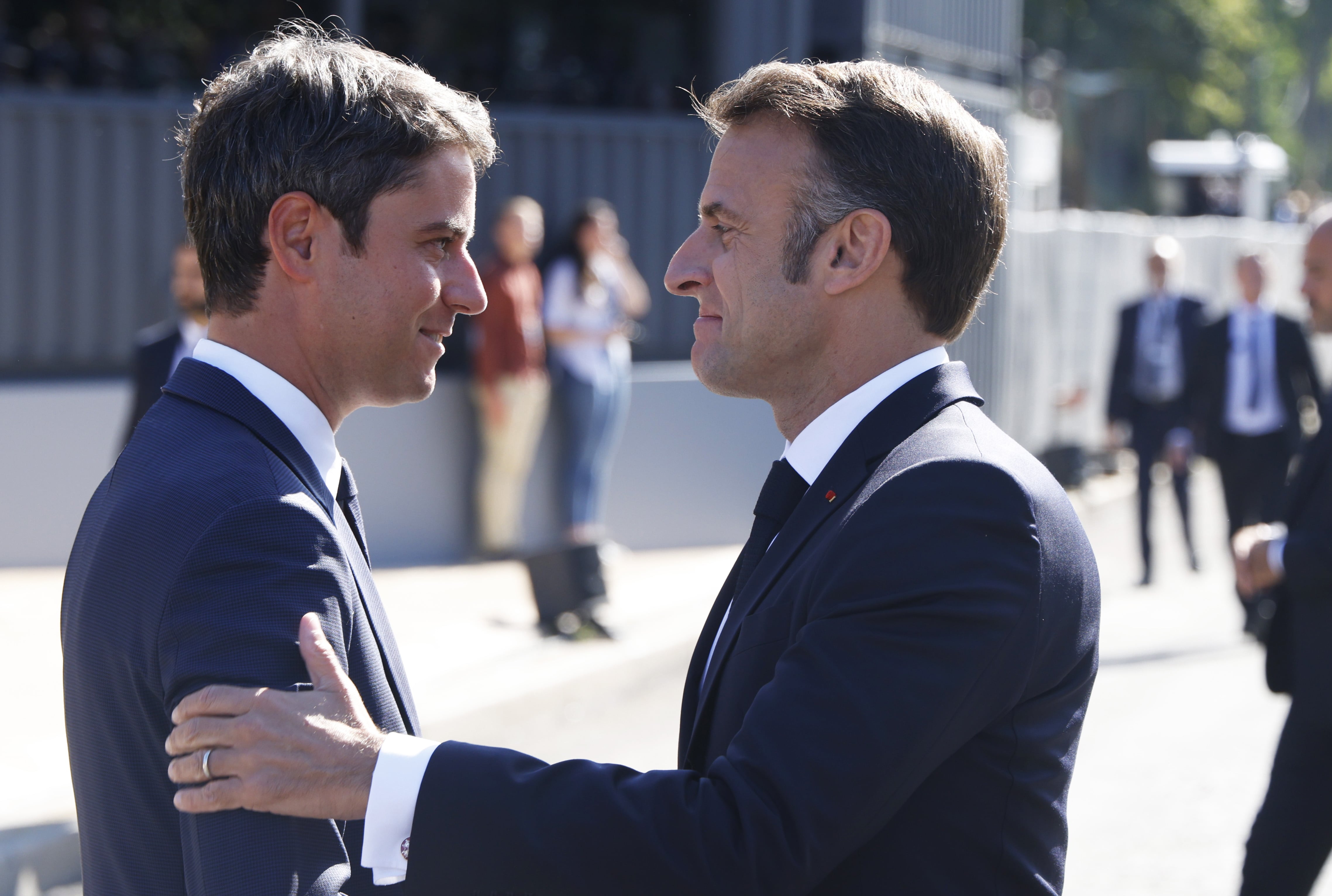 El presidente francés, Emmanuel Macron, junto con el hasta ahora primer ministro, Gabriel Attal