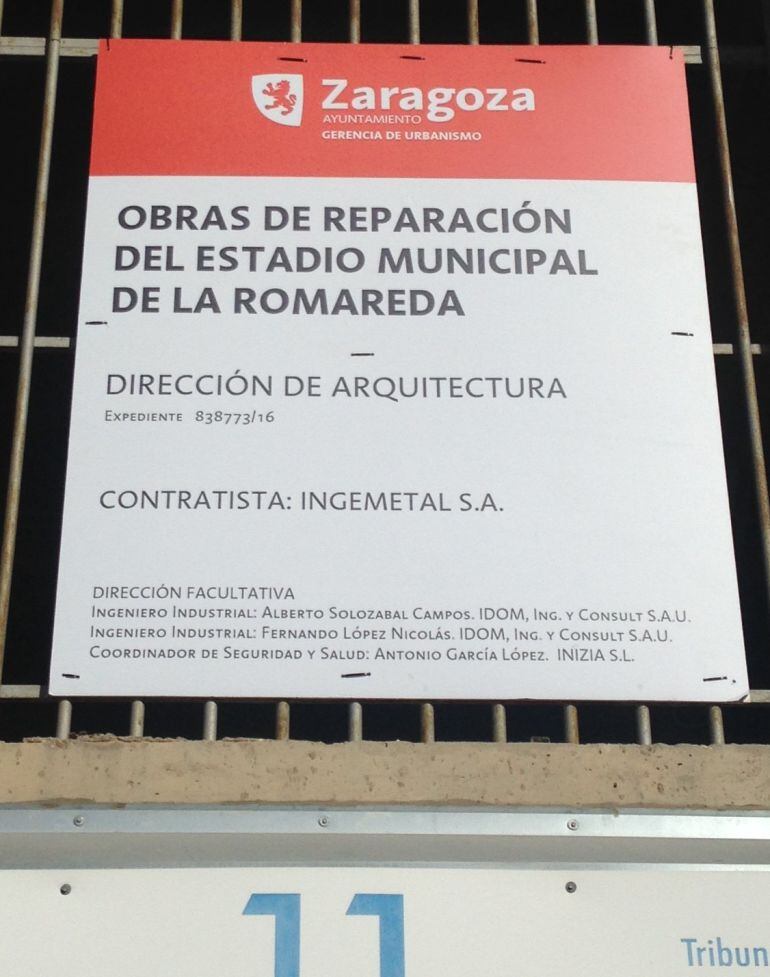 Cartel del Ayuntamiento de Zaragoza informando sobre la sobras de reparación de La Romareda