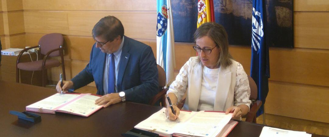 Julio Abalde y Ethel Vázquez firman el convenio