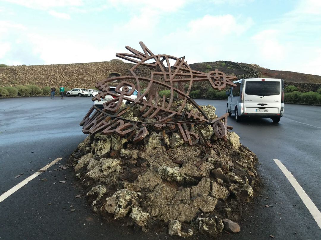 El imagotipo del Mirador del Río derribado.