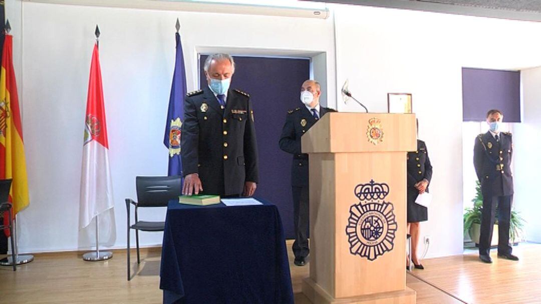 El nuevo comisario jefe en su toma de posesión
