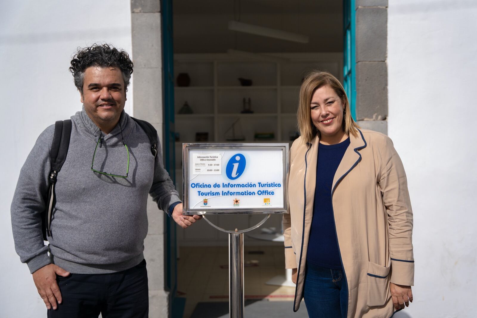 Armando Santana, concejal de Turismo Y Comercio, junto a la alcaldesa de Arrecife, Astrid Pérez.