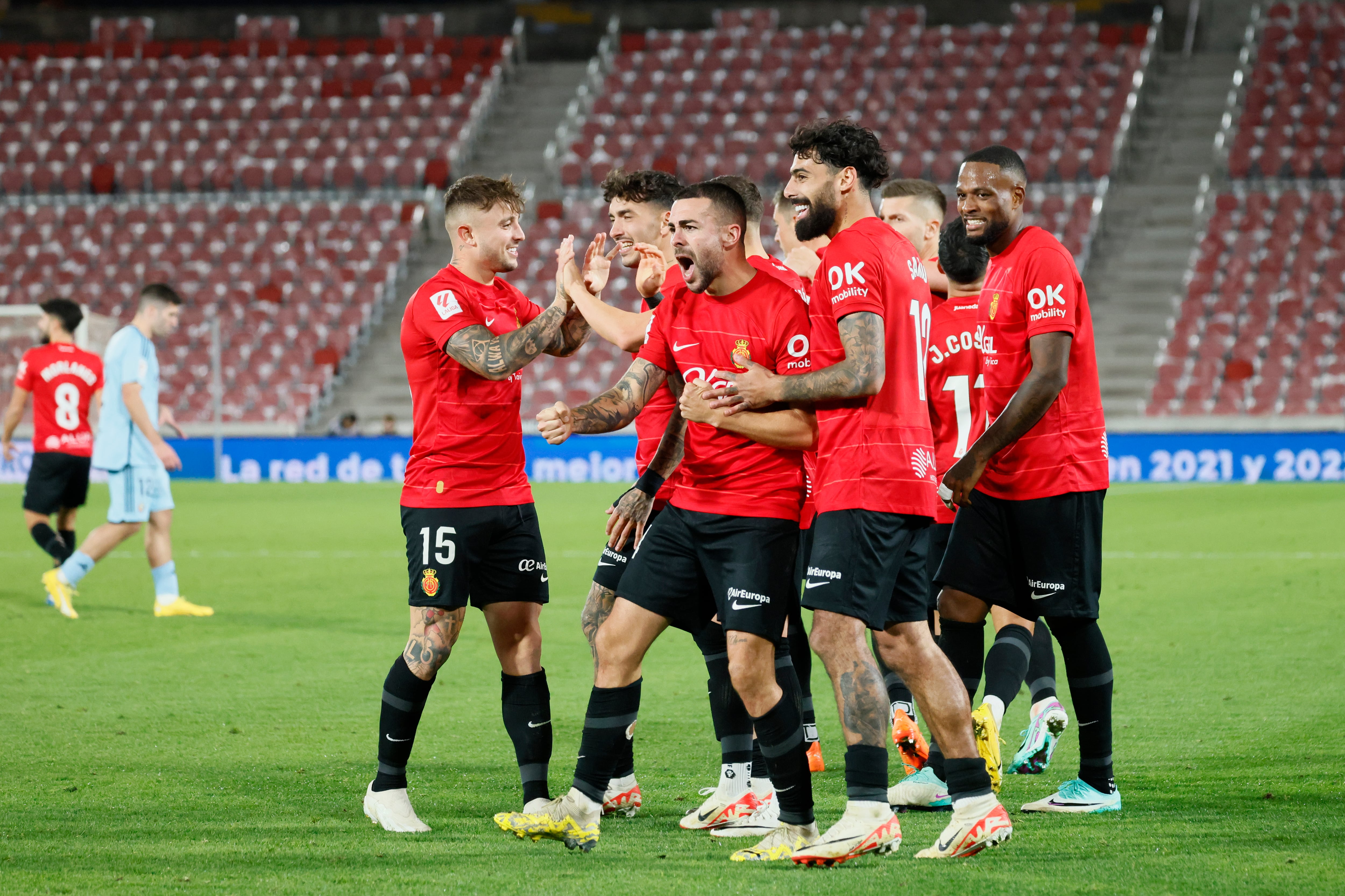 PALMA DE MALLORCA, 21/12/2023.- Los jugadores del Mallorca celebran un gol durante el encuentro de la jornada 18 de LaLiga entre el RCD Mallorca y el CA Osasuna, este jueves en el Estadio de Son Moix, en Mallorca. EFE/ Cati Cladera
