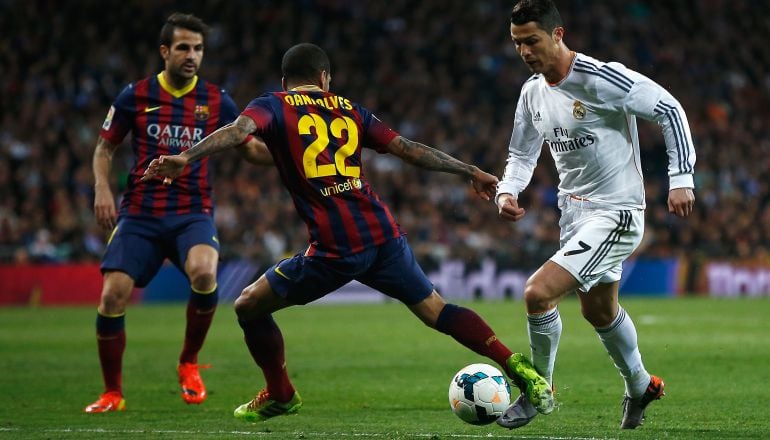 Cristiano, ante Alves en un Clásico entre el Real Madrid y el Barcelona.