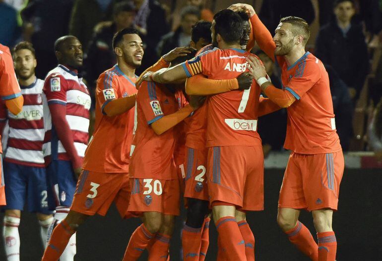 Wilfried Zahibo celebra con sus compañeros el gol marcado ante el Granada.