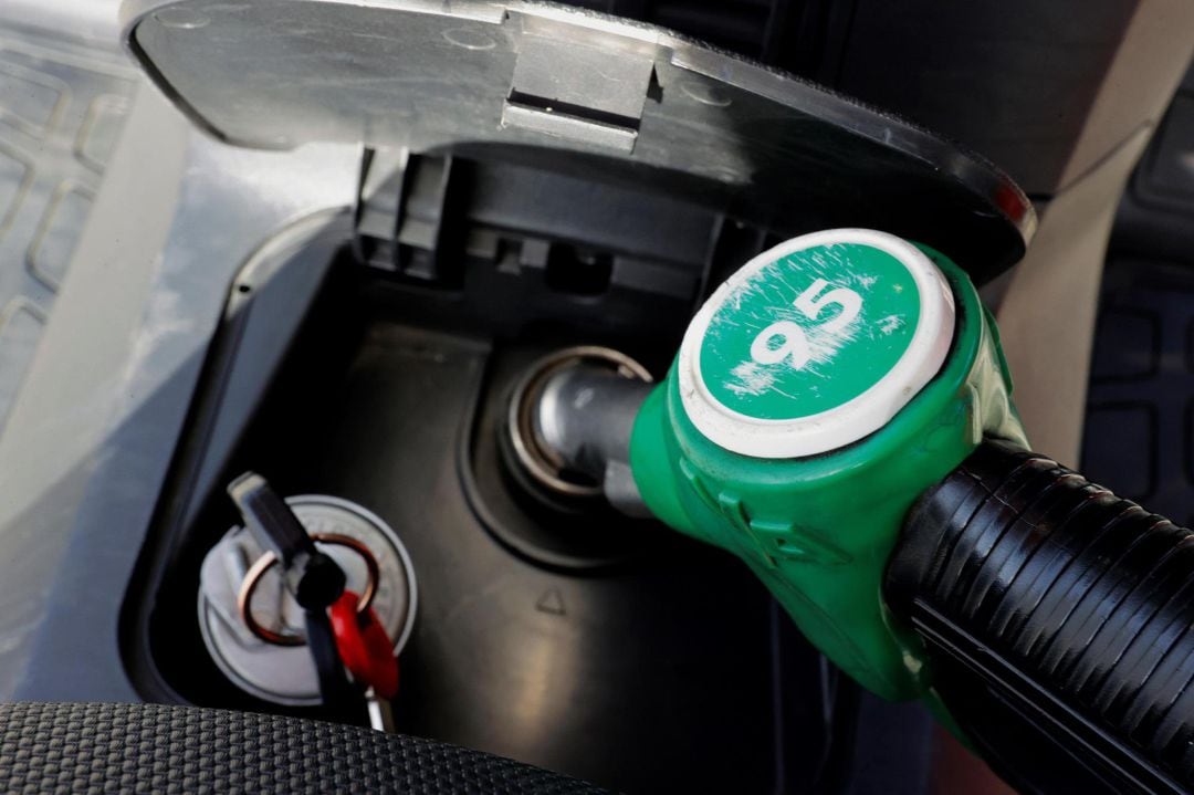 MADRID, 13 08 2021.- Un surtidor de gasolina 95 en una gasolinera en Madrid, este viernes. Los precios de carburantes y lubricantes para el transporte personal, que suben menos este año que el pasado, moderaron la inflación del transporte al 8,5 %, cuatro