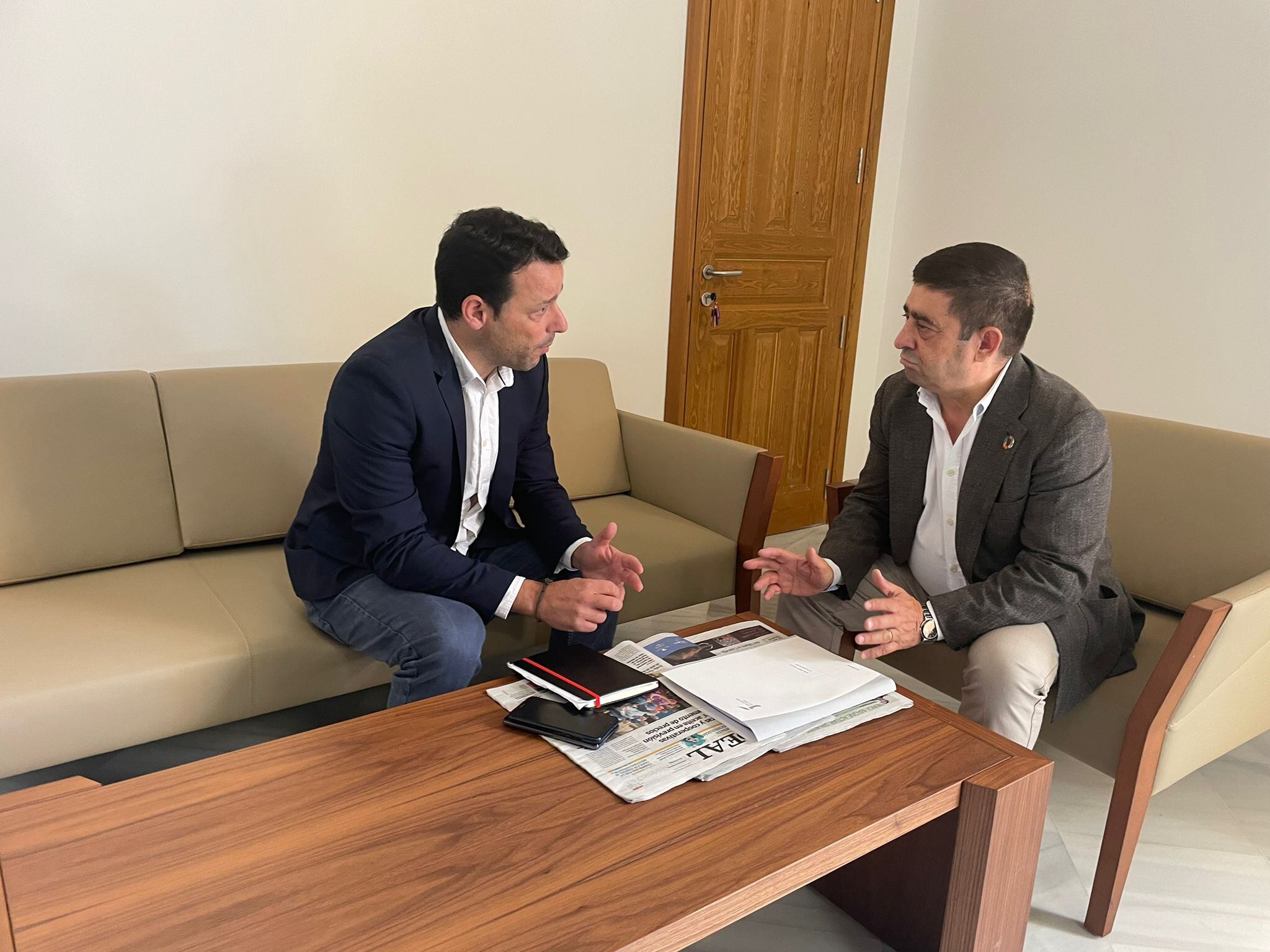 Javier Perales recibe en el Ayuntamiento de Linares a Francisco Reyes, presidente de la Diputación de Jaén.