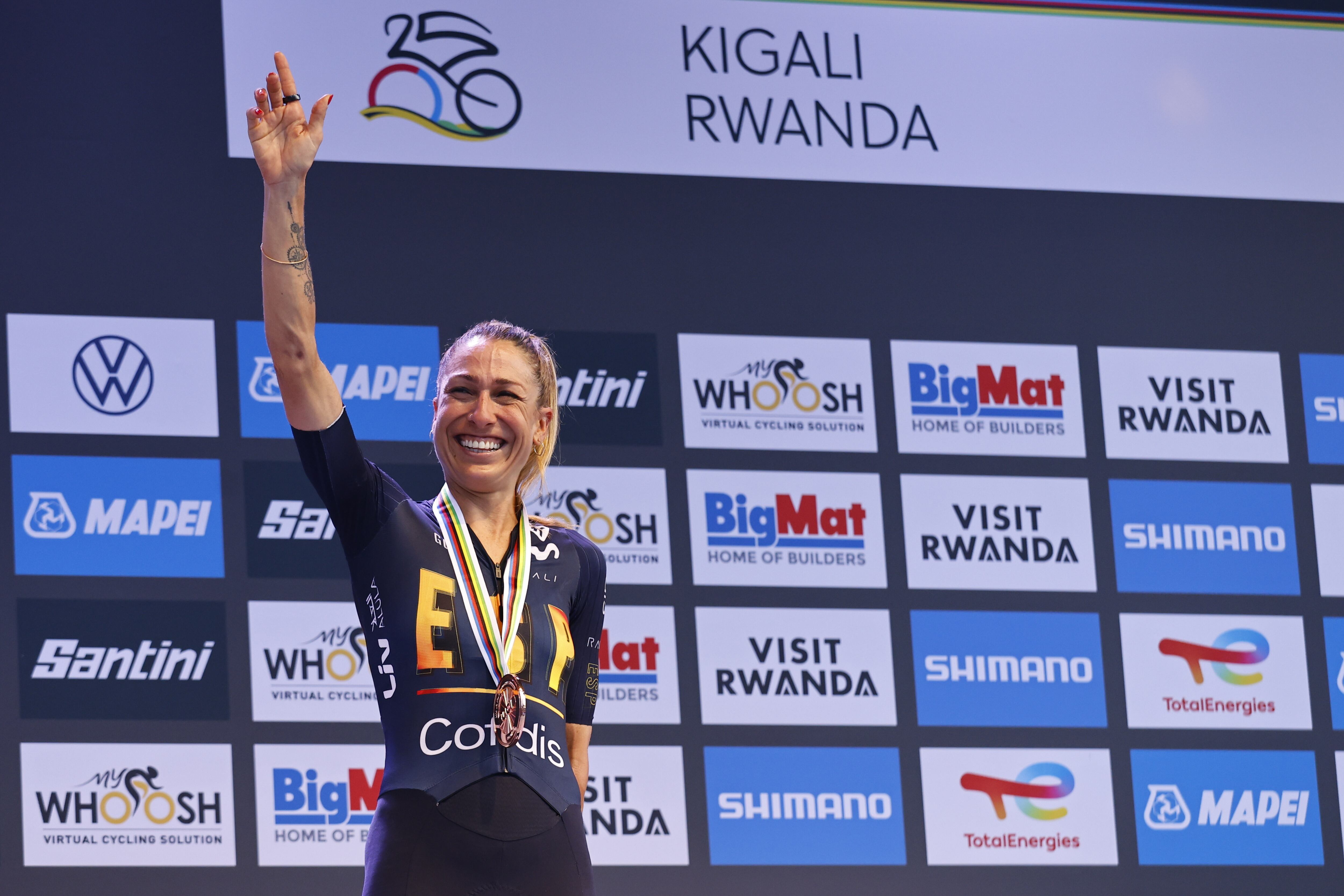 KIGALI (Rwanda), 27/09/2025.- Bronze medalist Mavi Garcia of Spain poses on the podium for the Elite Women race at the UCI Road Cycling World Championships in Kigali, Rwanda, 27 September 2025. (Ciclismo, Ruanda, España) EFE/EPA/KIM LUDBROOK
