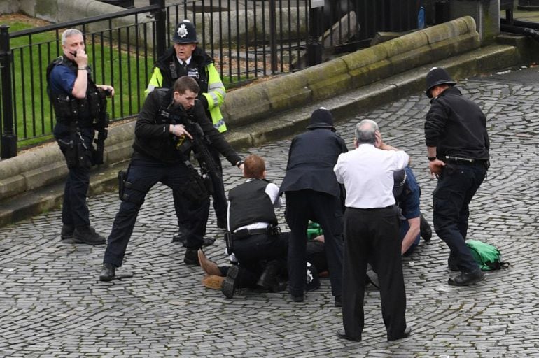 El sospechoso del ataque en Londres, rodeado por la policía