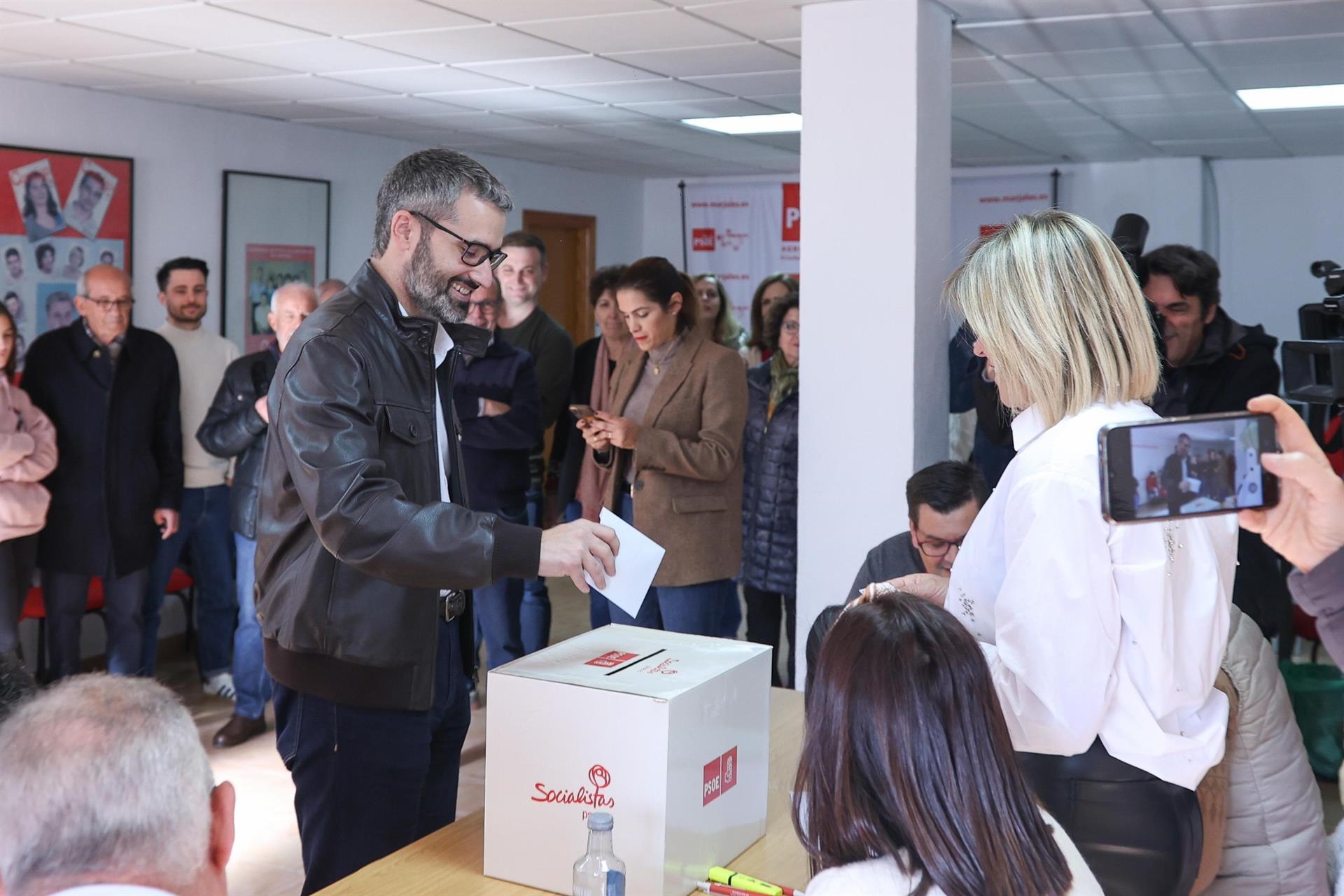 Francisco Lucas en el momento de la votación en las primarias del PSRM-PSOE