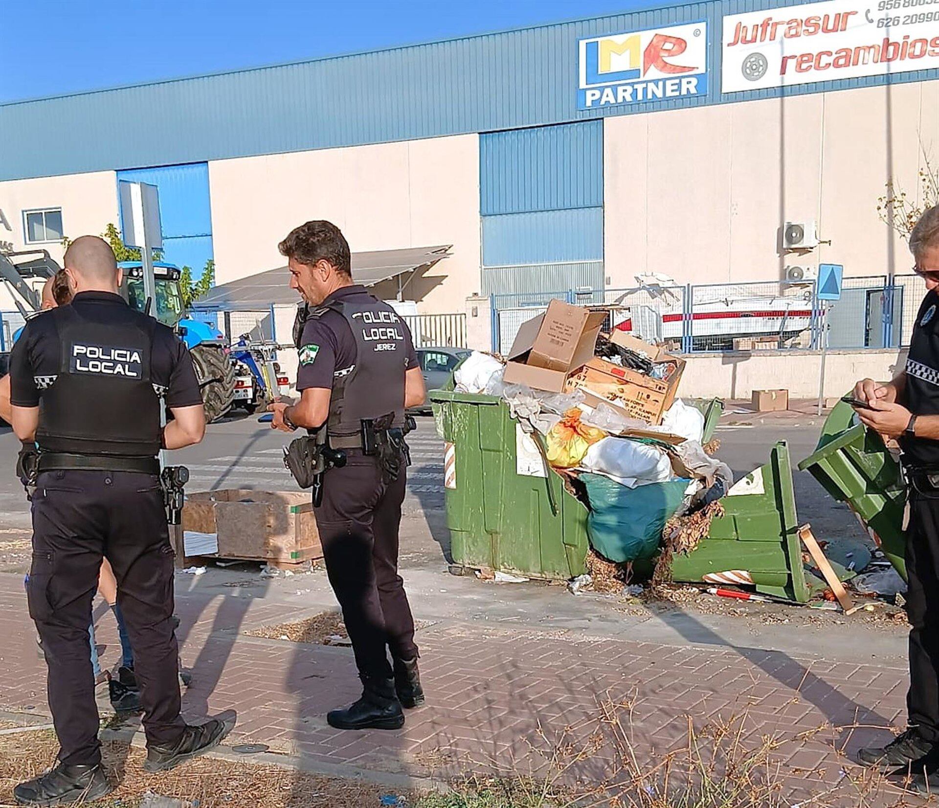 Agentes de la Policía Local de Jerez durante una de las intervenciones en un polígono industrial