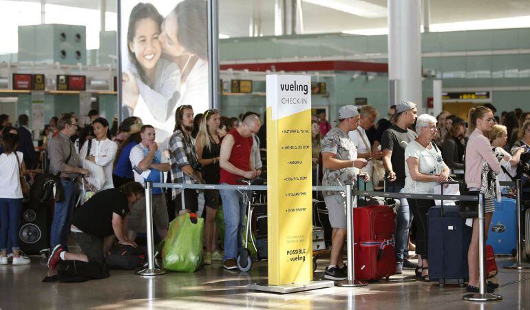 Colas de facturación en los mostradores de Vueling en la Terminal 1 del Aeropuerto de El Prat, en Barcelona, el pasado 5 de julio.