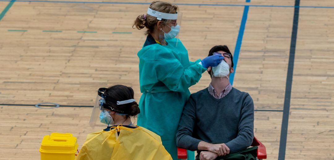 Imagen de archivo de la realización de pruebas covid-19 