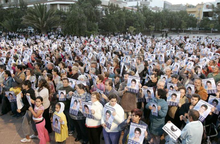 Miles de personas se congregaron el 31 de marzo del 2007 en Vecindario (Gran Canaria) al conocer la desaparición de Yéremi Vargas.