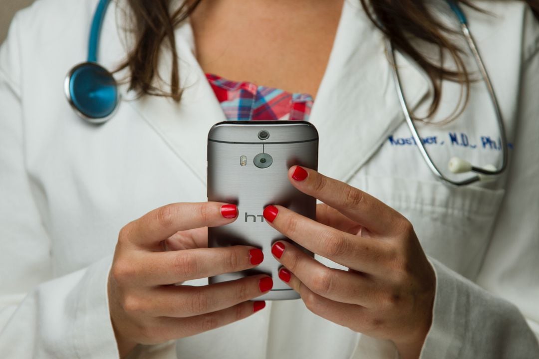 Doctora sostiene un smartphone