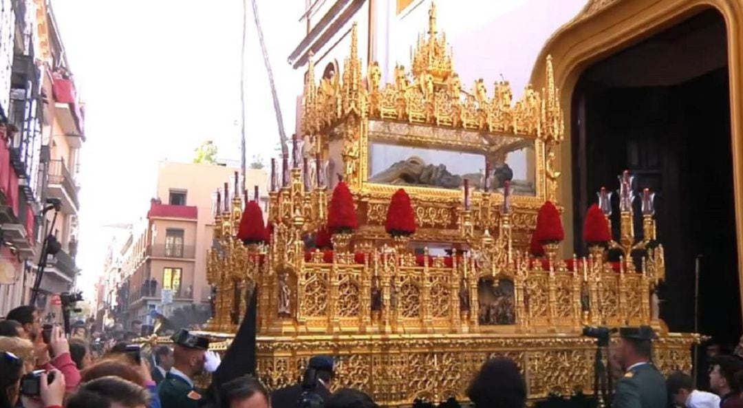 Paso de la Urna con el Cristo yacente de la Hermandad del Santo Entierro